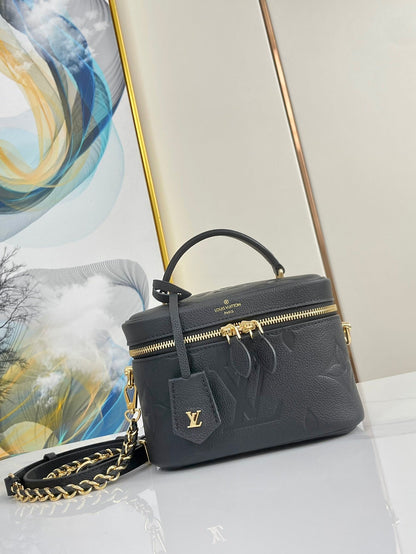 VANITY 19 EN CUIR DE VEAU ESTAMPÉ MONOGRAMME NOIR ET QUINCAILLERIE DORÉ
