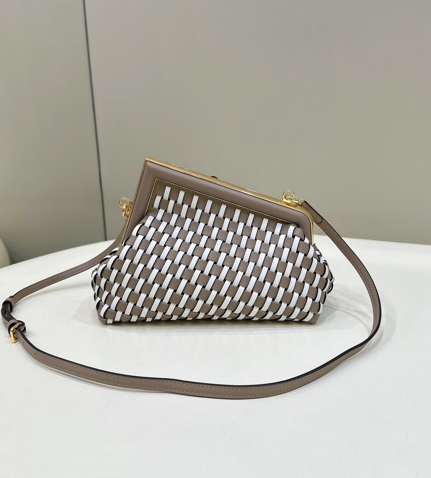 FENDI 26 FIRST SMALL EN CUIR DE VEAU BLANC MÉLANGÉ MARRON BRUN AVEC ACCESSOIRES ARGENTÉS