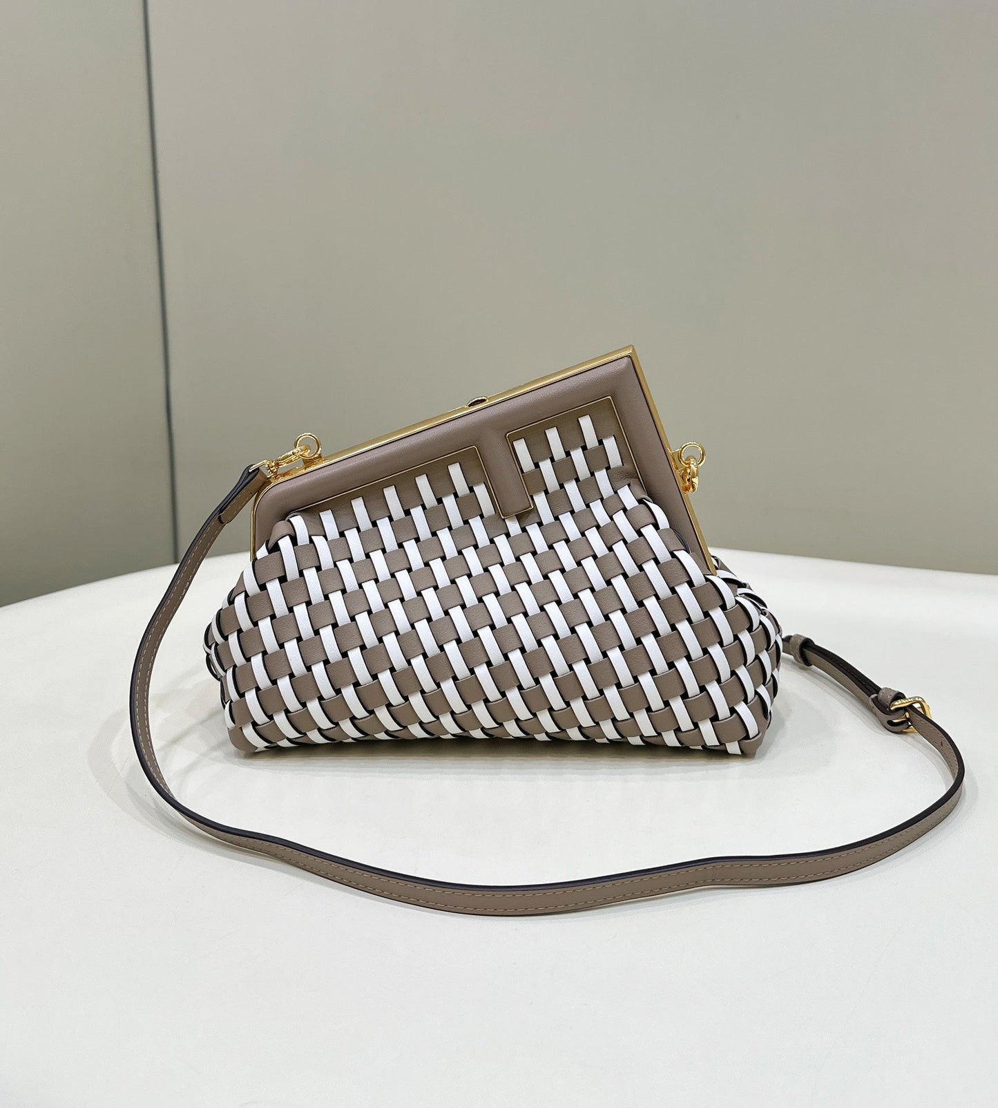 FENDI 26 FIRST SMALL EN CUIR DE VEAU BLANC MÉLANGÉ MARRON BRUN AVEC ACCESSOIRES ARGENTÉS