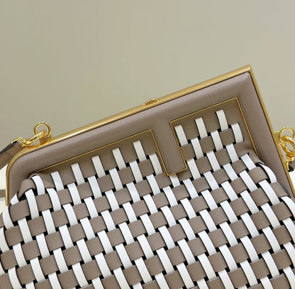 FENDI 26 FIRST SMALL EN CUIR DE VEAU BLANC MÉLANGÉ MARRON BRUN AVEC ACCESSOIRES ARGENTÉS