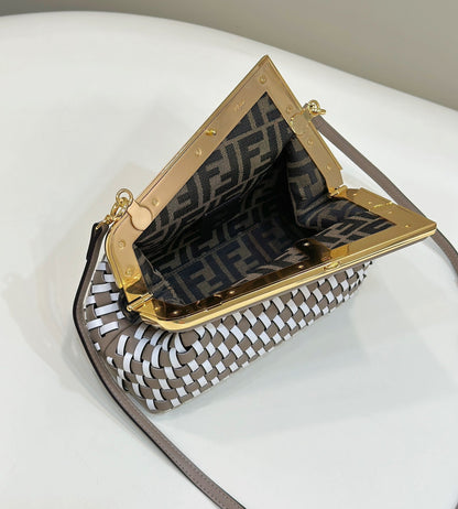 FENDI 26 FIRST SMALL EN CUIR DE VEAU BLANC MÉLANGÉ MARRON BRUN AVEC ACCESSOIRES ARGENTÉS
