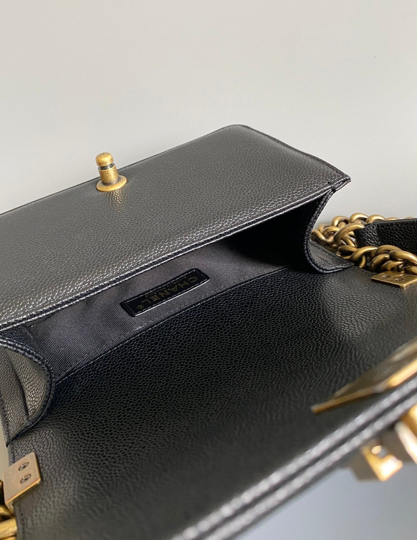 Petit sac garçon 20 en cuir d'agneau noir et matériel doré