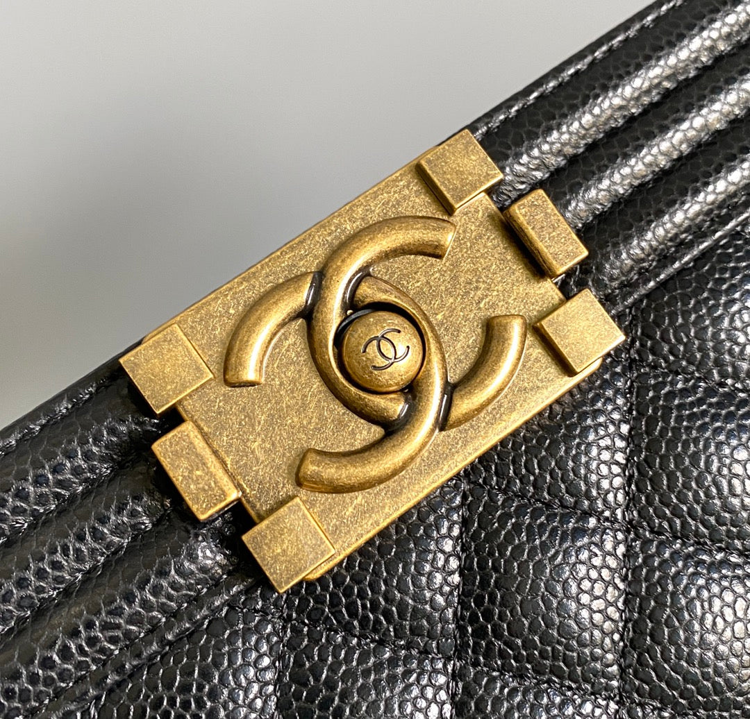 Petit sac garçon 20 en cuir d'agneau noir et matériel doré