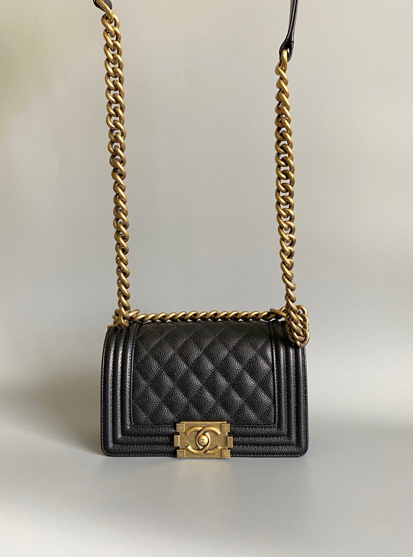 Petit sac garçon 20 en cuir d'agneau noir et matériel doré
