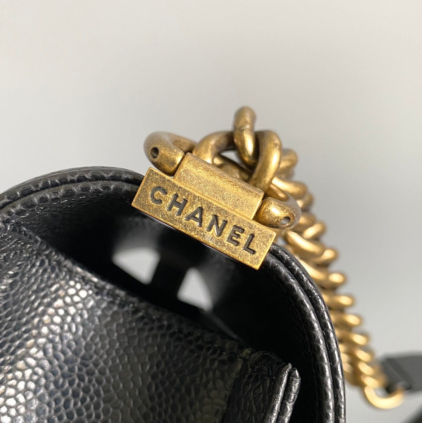 Petit sac garçon 20 en cuir d'agneau noir et matériel doré