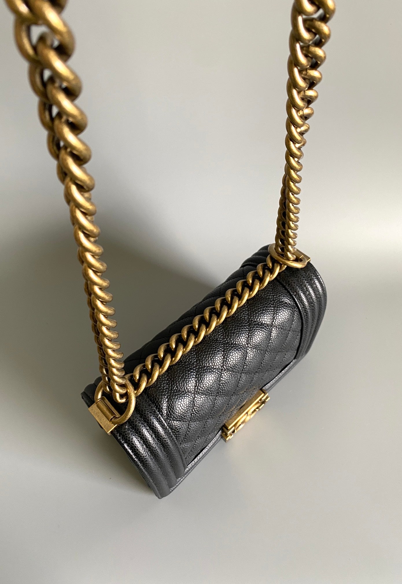 Petit sac garçon 20 en cuir d'agneau noir et matériel doré