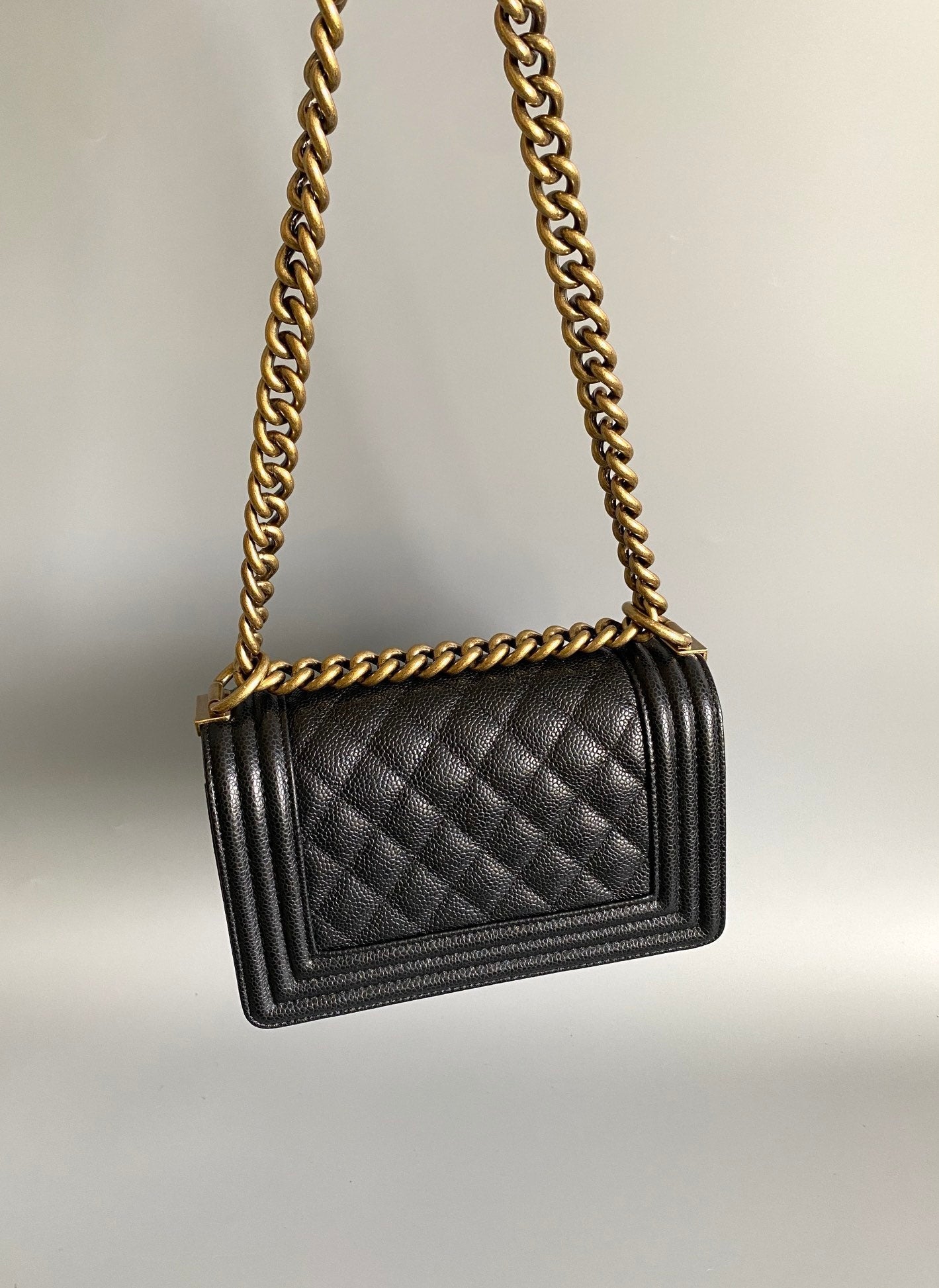 Petit sac garçon 20 en cuir d'agneau noir et matériel doré