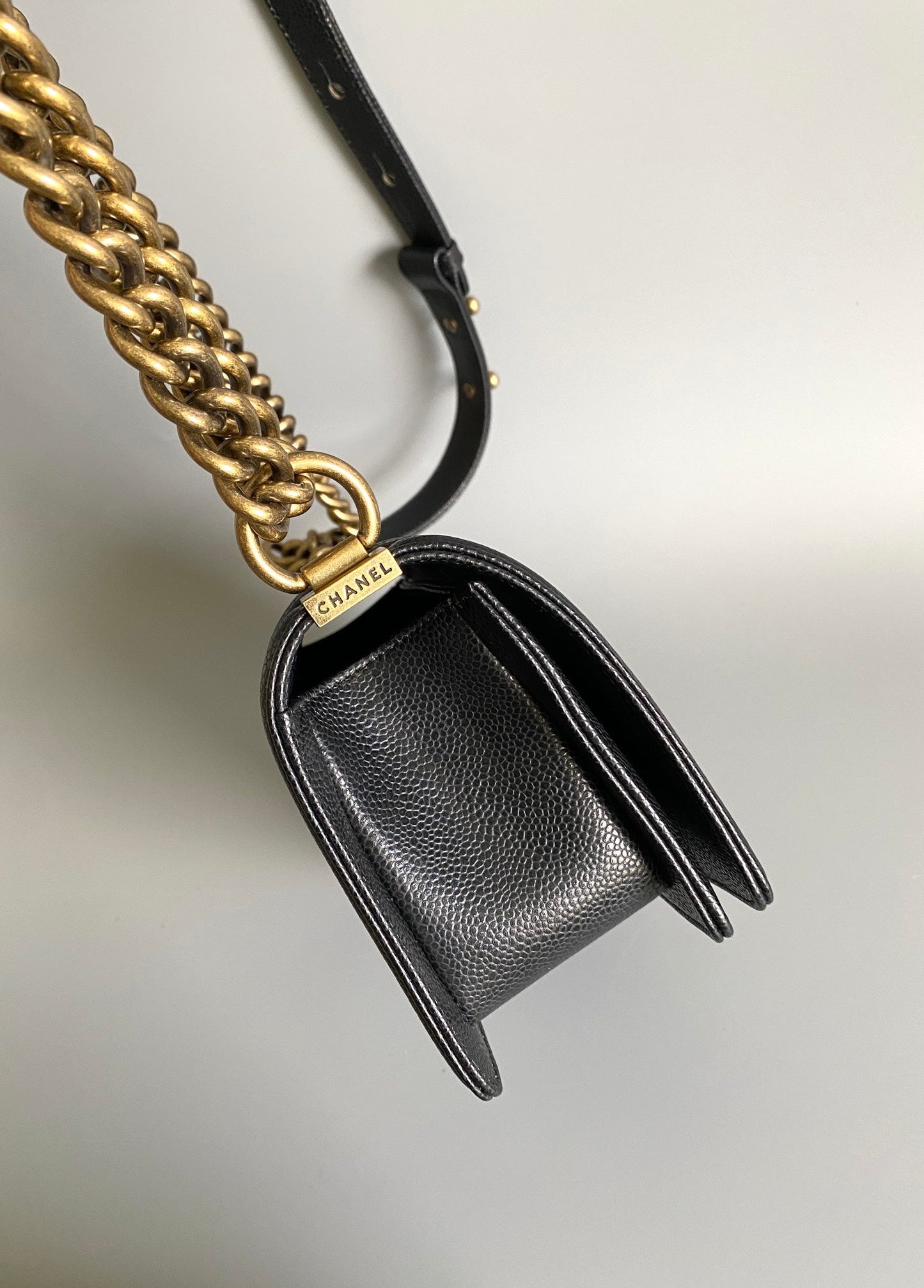 Petit sac garçon 20 en cuir d'agneau noir et matériel doré