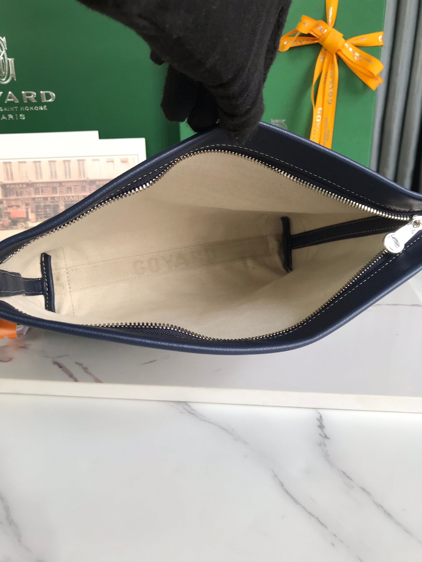 POCHETTE CONTI 24 EN CUIR D'AGNEAU BLEU MARINE ET TOILE GOYARDINE