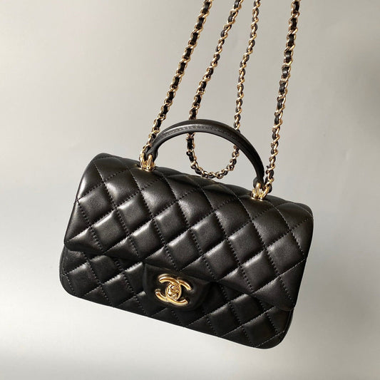 mini sac à rabat avec poignée supérieure 20 cm en cuir d'agneau noir et accessoires dorés
