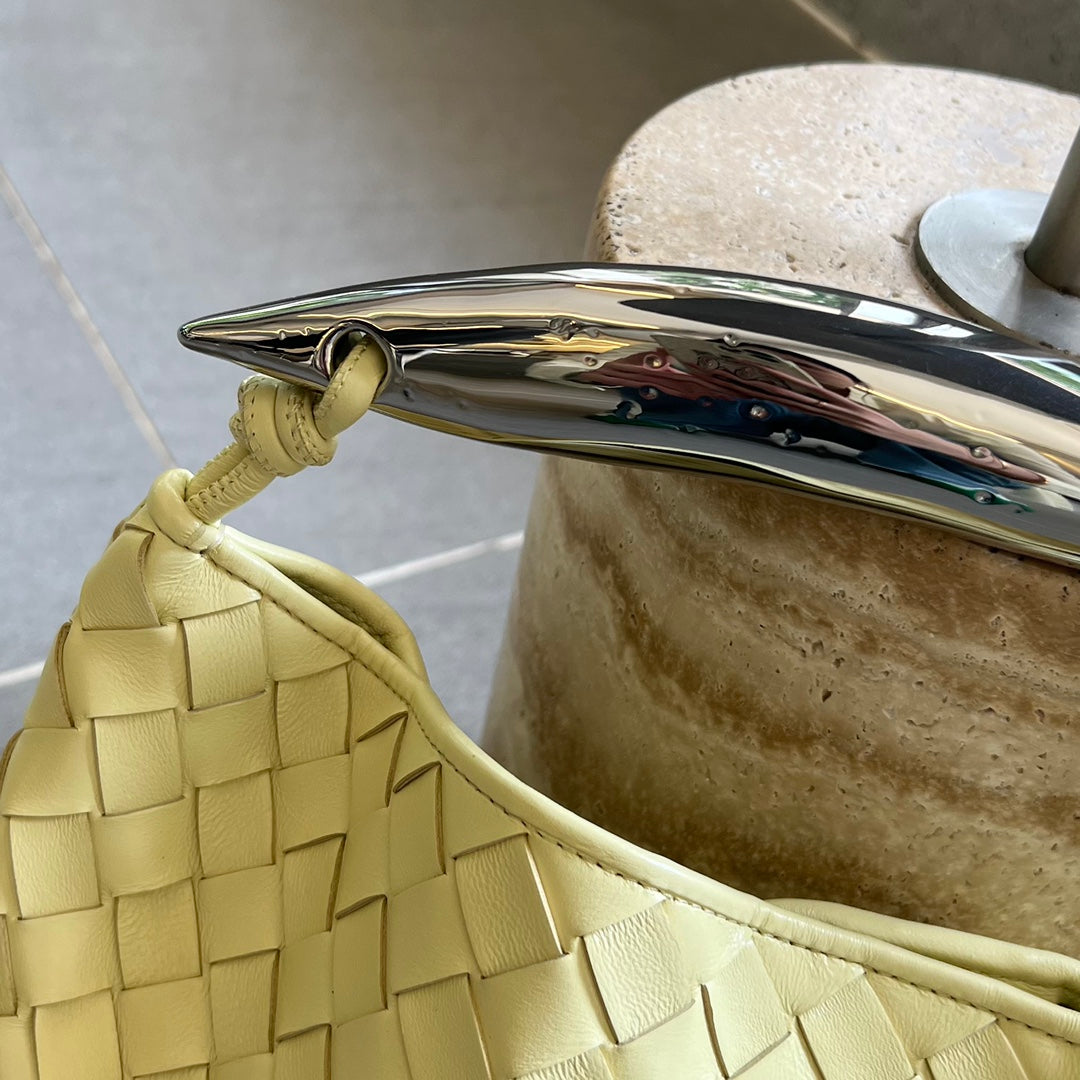 SARDINE 33 AVEC CHAÎNE EN CUIR D'AGNEAU JAUNE CRÈME