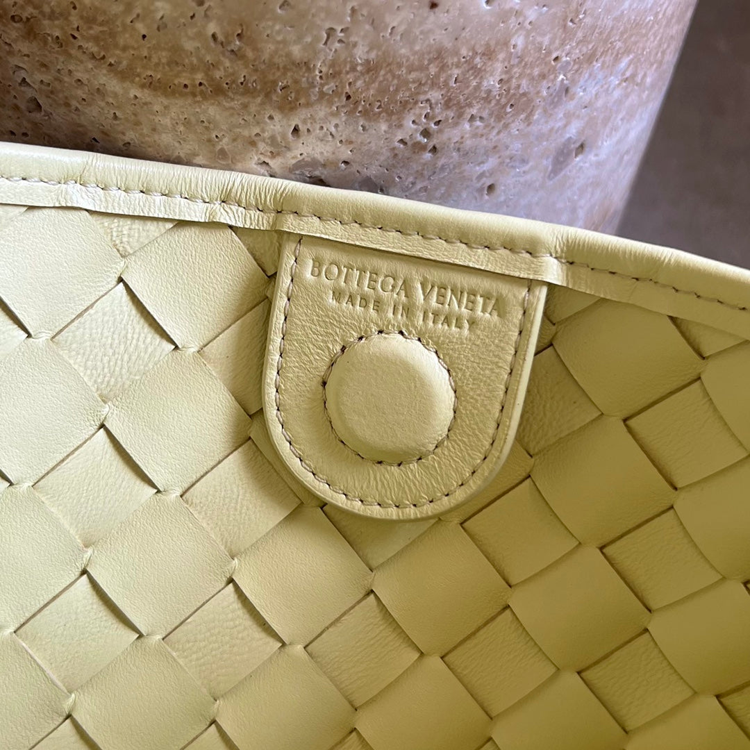SARDINE 33 AVEC CHAÎNE EN CUIR D'AGNEAU JAUNE CRÈME