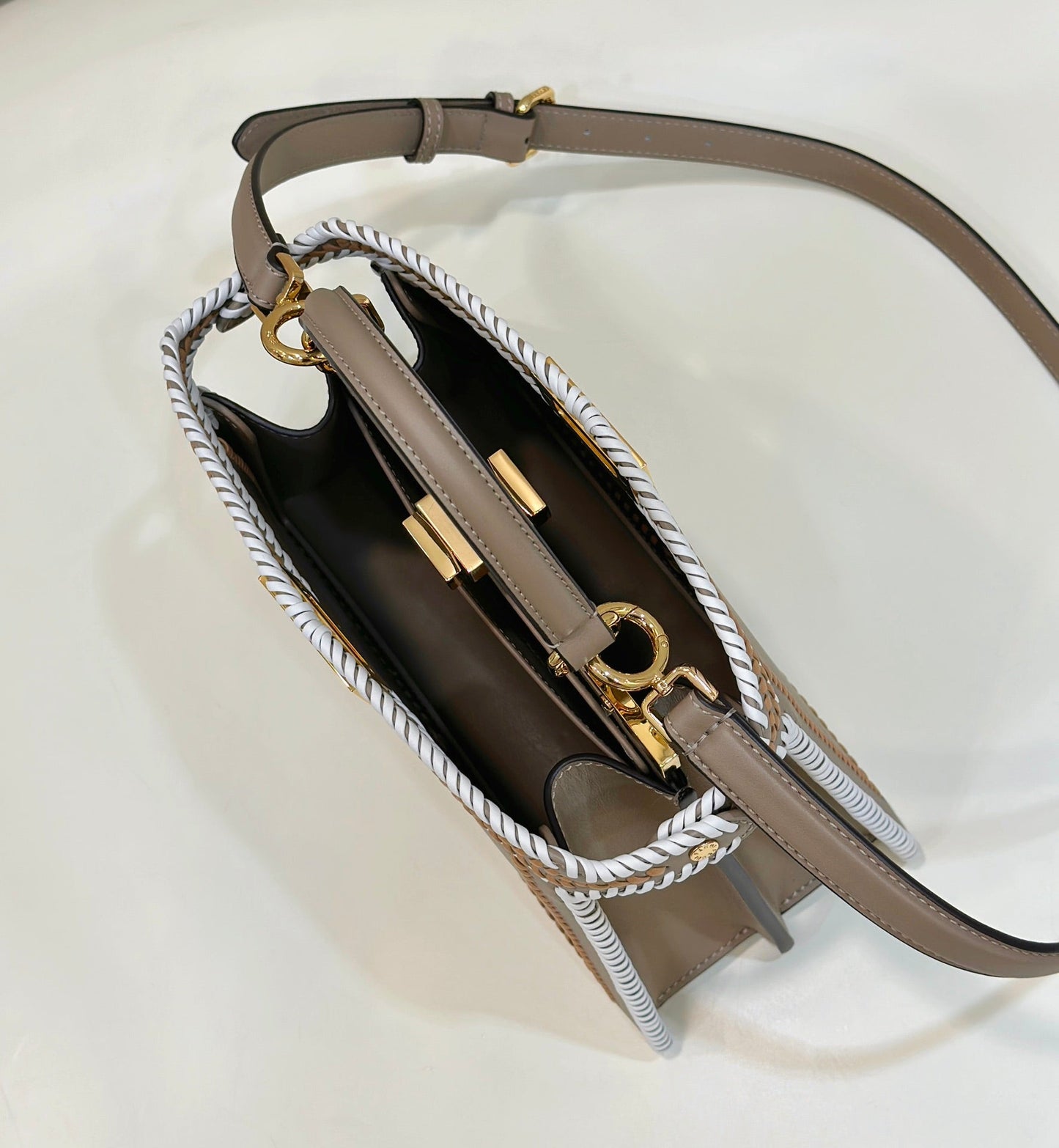 PEEKABOO ISEEU 27 EN CUIR DE VEAU ENTRELACÉ MARRON MOYEN, QUINCAILLERIE DORÉ