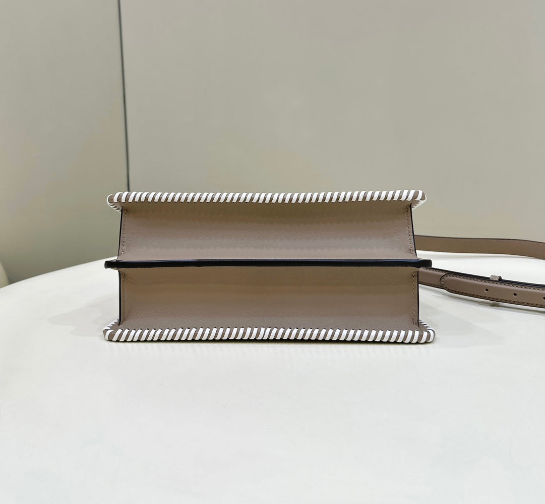 PEEKABOO ISEEU 27 EN CUIR DE VEAU ENTRELACÉ MARRON MOYEN, QUINCAILLERIE DORÉ