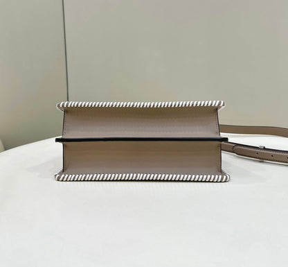 PEEKABOO ISEEU 27 EN CUIR DE VEAU ENTRELACÉ MARRON MOYEN, QUINCAILLERIE DORÉ
