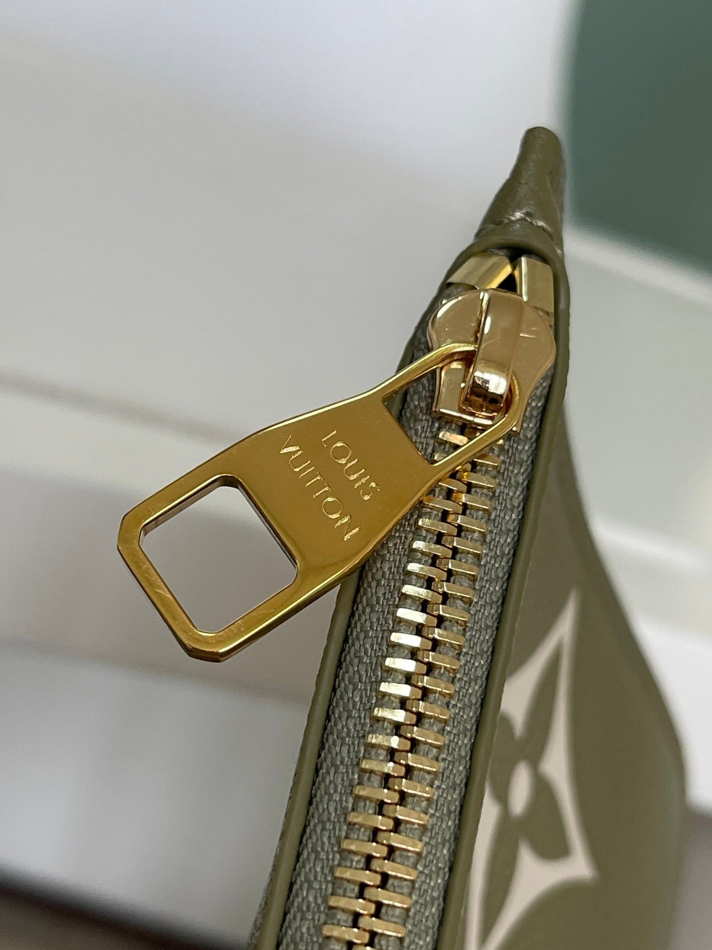 NEVERFULL MM 32 KAKI CRÈME MONOGRAMME CUIR EMPREINTE 