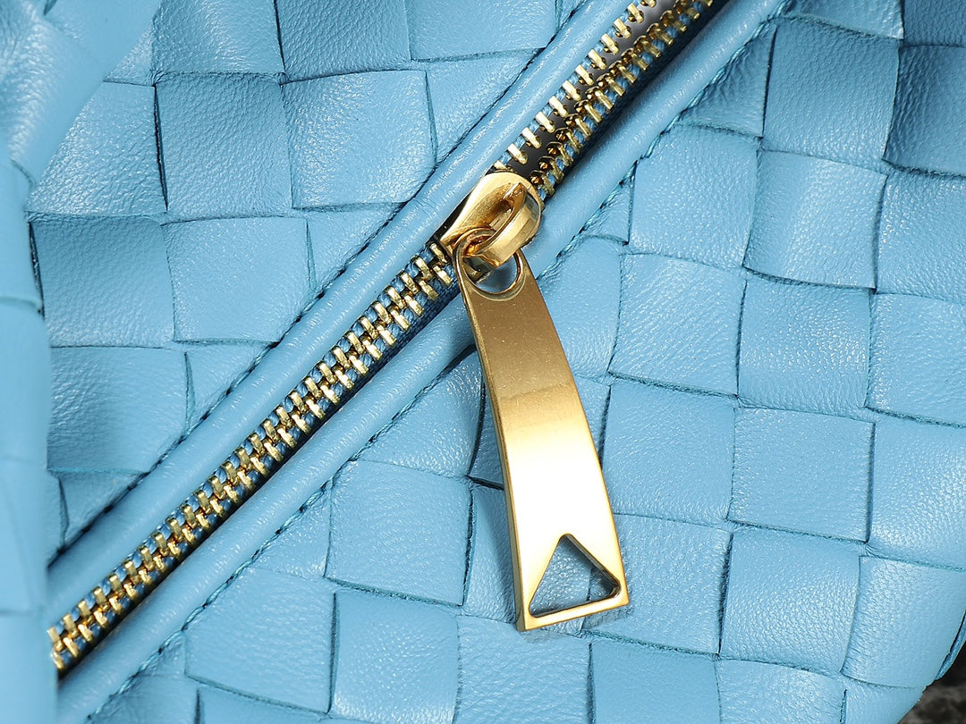BV Teen Jodie 36 cm en cuir d'agneau bleu océan