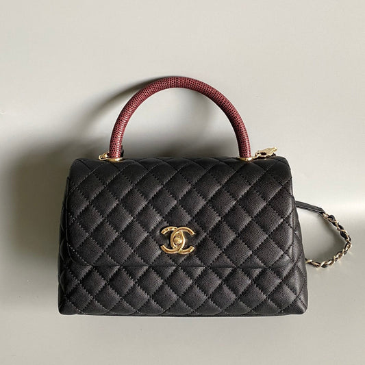 Sac à rabat moyen Coco Handle 28 cm noir matelassé caviar rouge foncé avec poignée supérieure