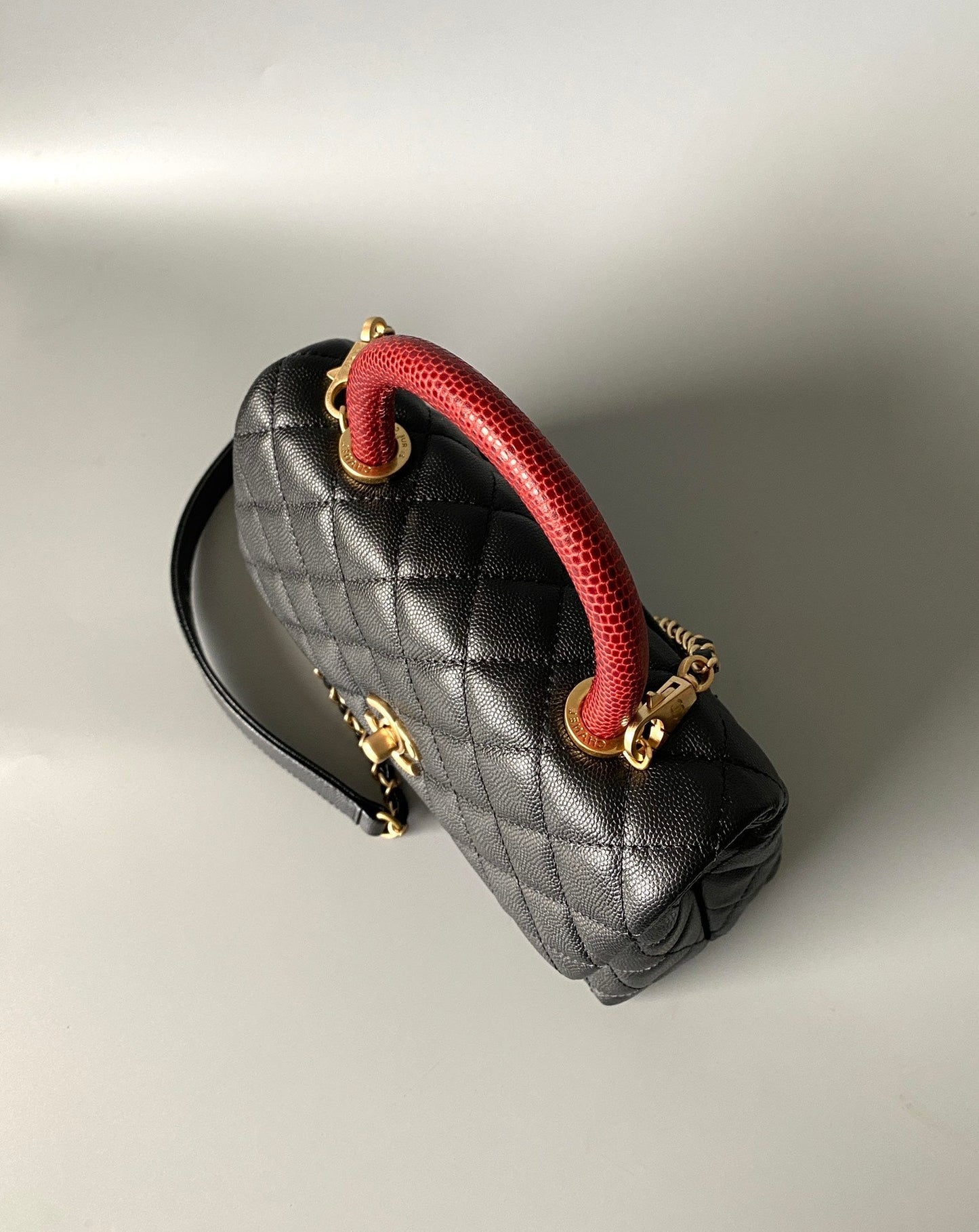 Sac à rabat avec poignée en coco 23 cm, caviar noir matelassé avec poignée supérieure rouge