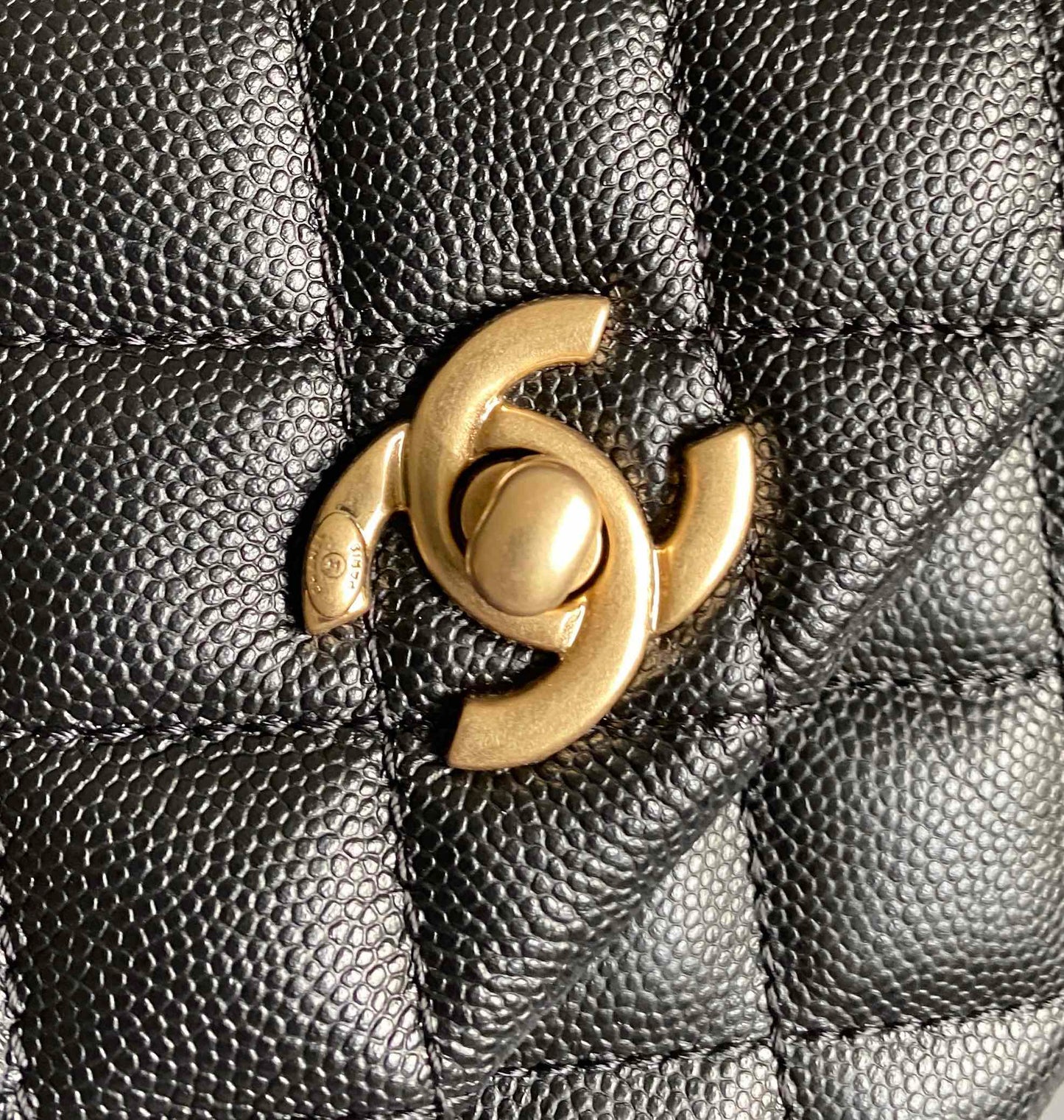 Sac à rabat avec poignée en coco 23 cm, caviar noir matelassé avec poignée supérieure rouge