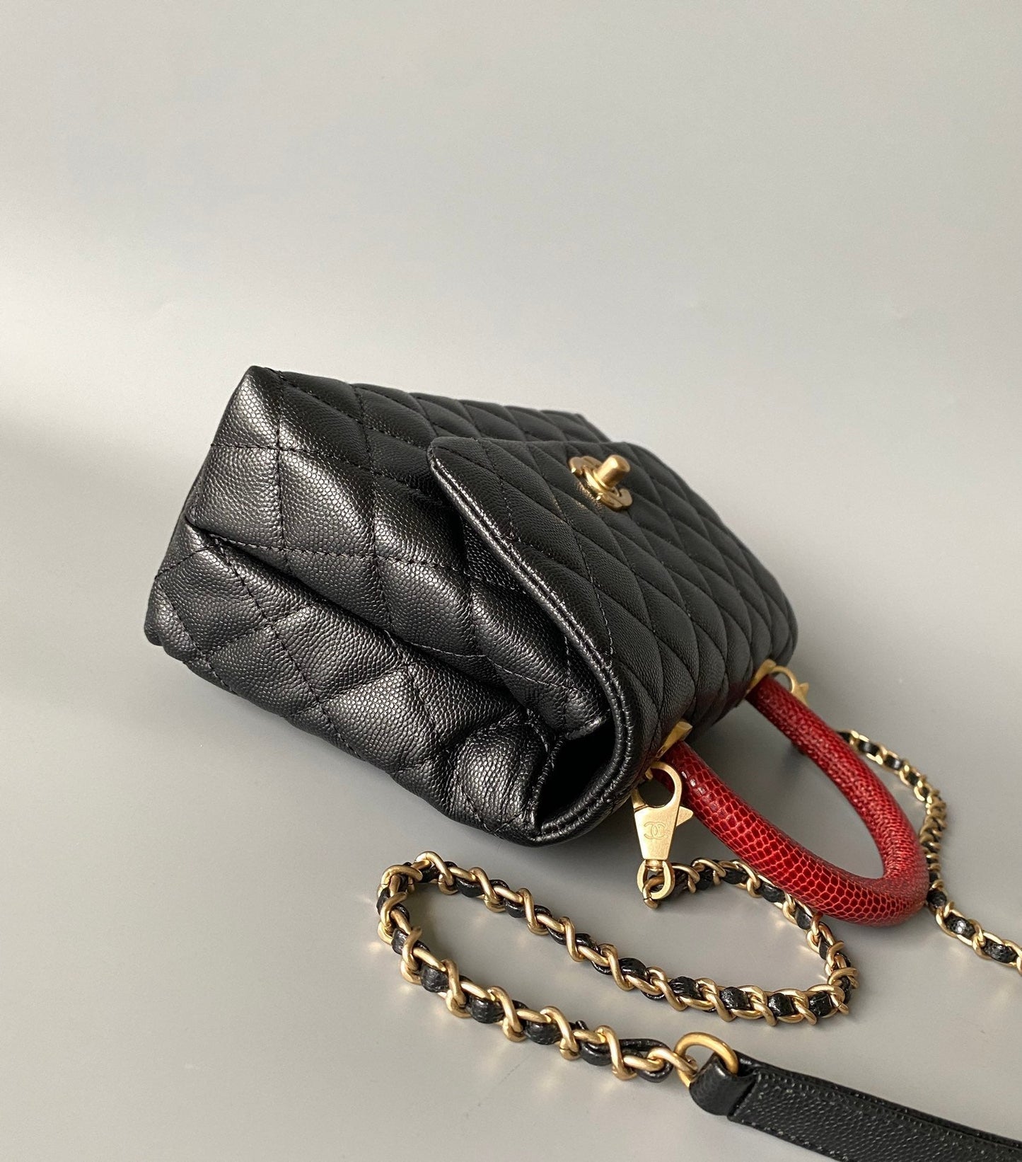 Sac à rabat avec poignée en coco 23 cm, caviar noir matelassé avec poignée supérieure rouge