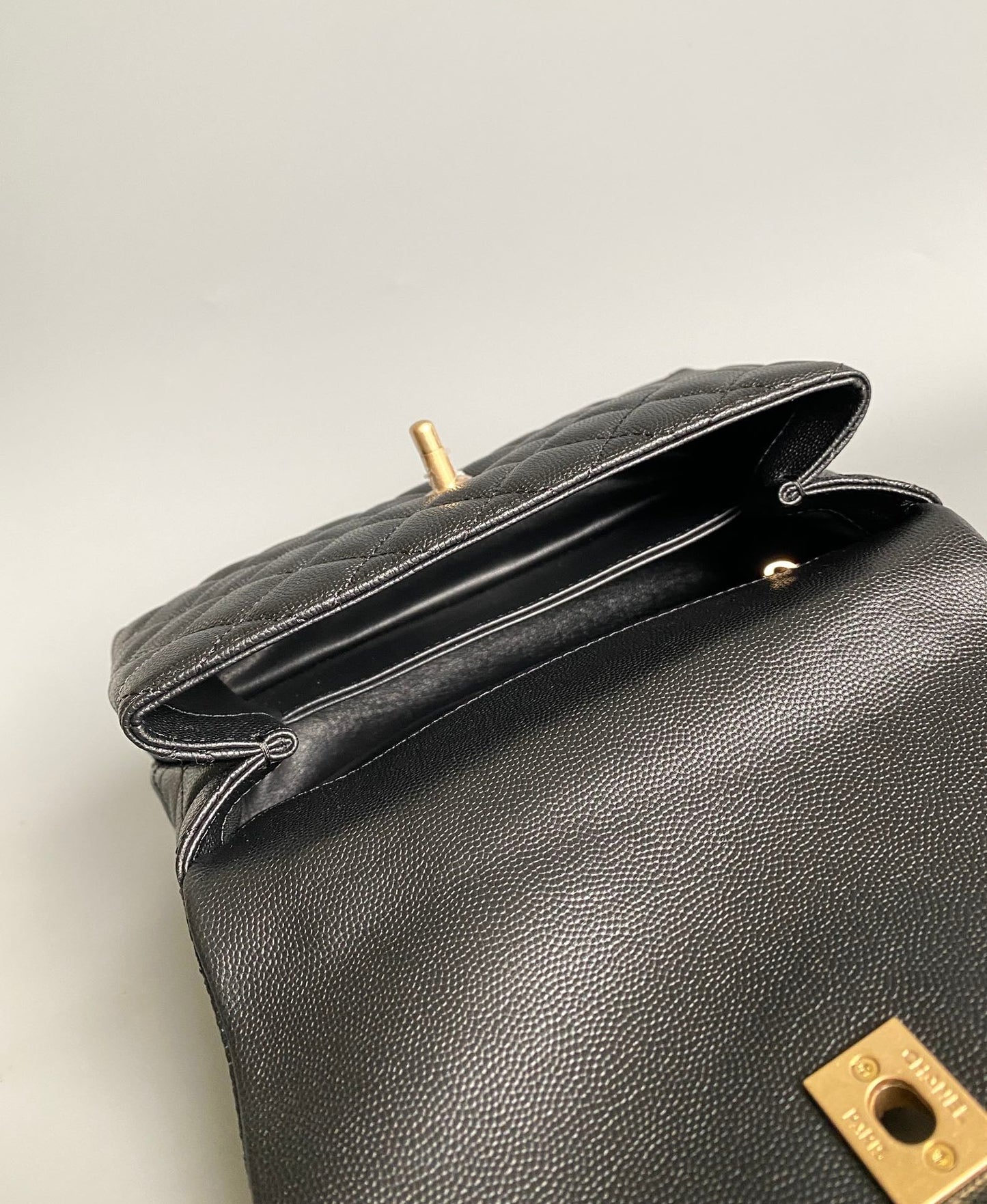 Sac à rabat avec poignée en coco 23 cm, caviar noir matelassé avec poignée supérieure rouge