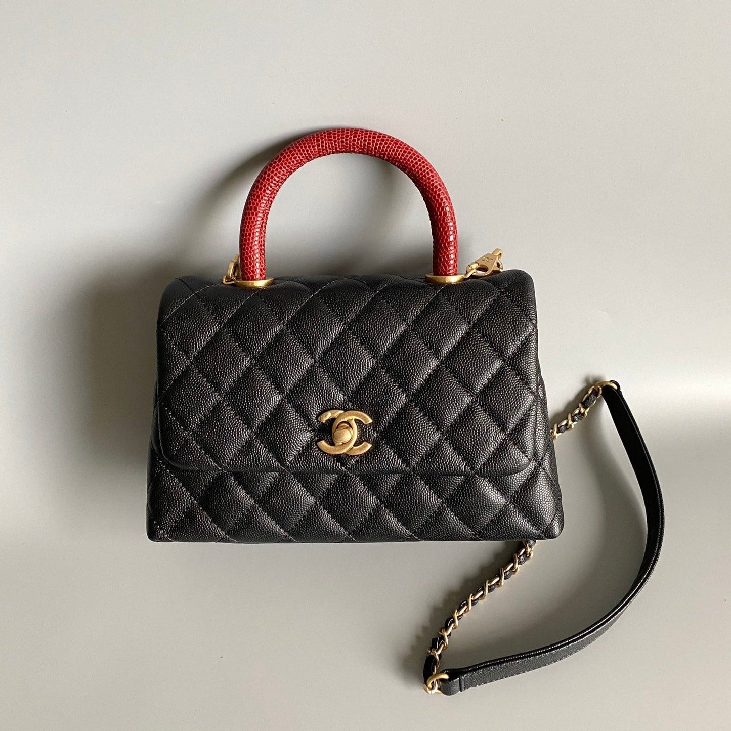 Sac à rabat avec poignée en coco 23 cm, caviar noir matelassé avec poignée supérieure rouge