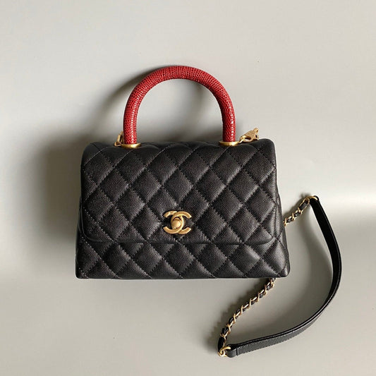 Sac à rabat avec poignée en coco 23 cm, caviar noir matelassé avec poignée supérieure rouge
