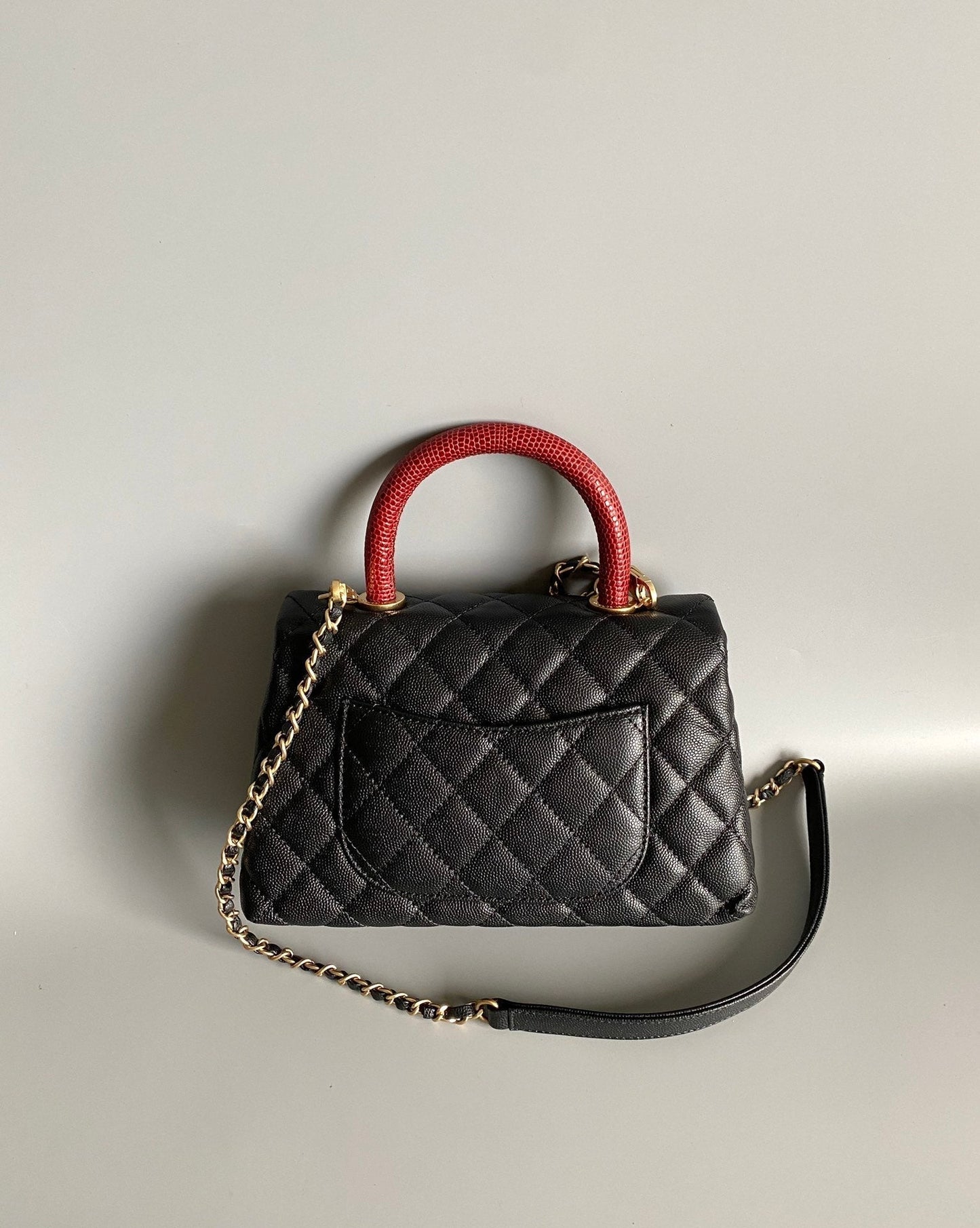 Sac à rabat avec poignée en coco 23 cm, caviar noir matelassé avec poignée supérieure rouge