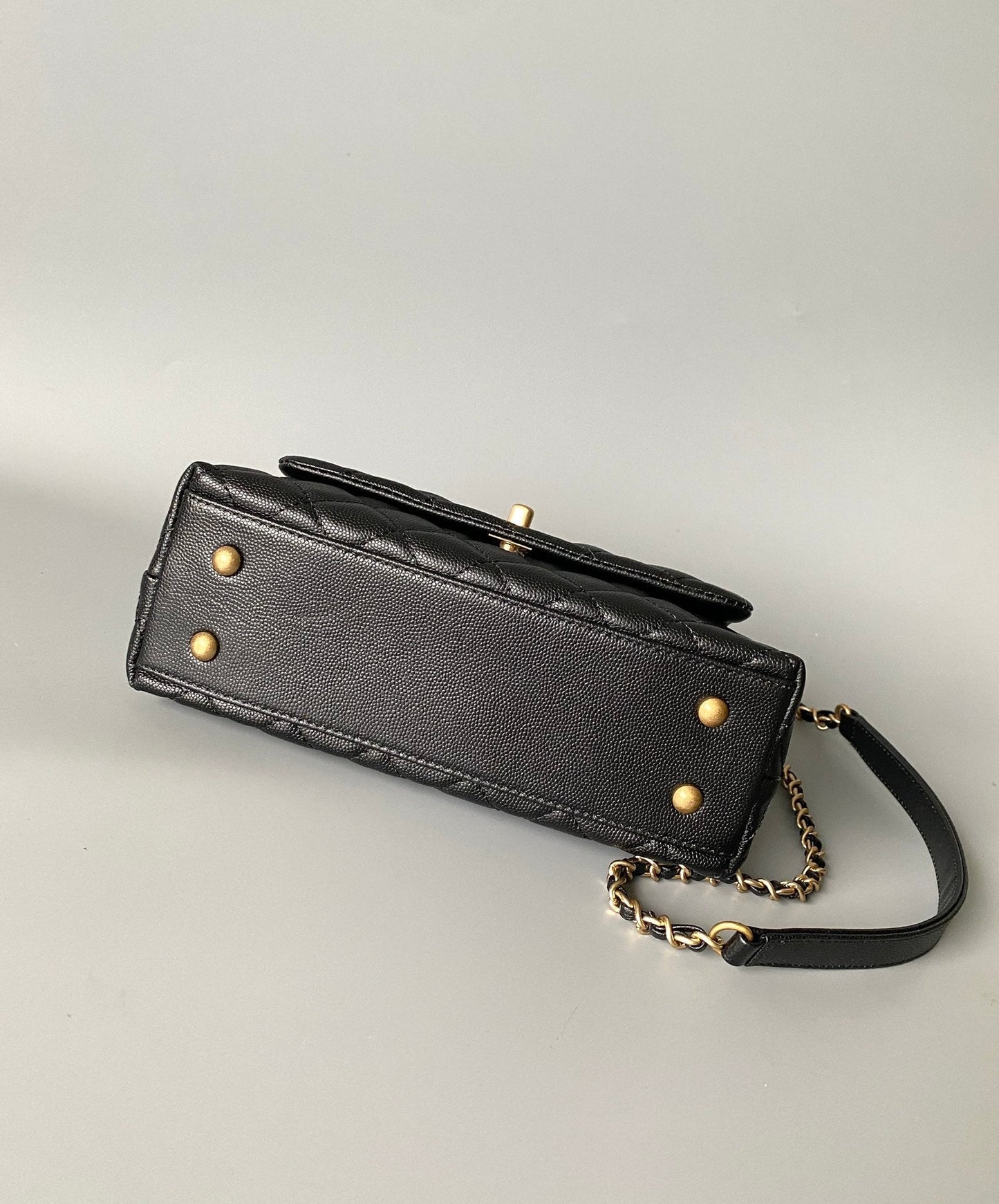 Sac à rabat avec poignée en coco 23 cm, caviar noir matelassé avec poignée supérieure rouge