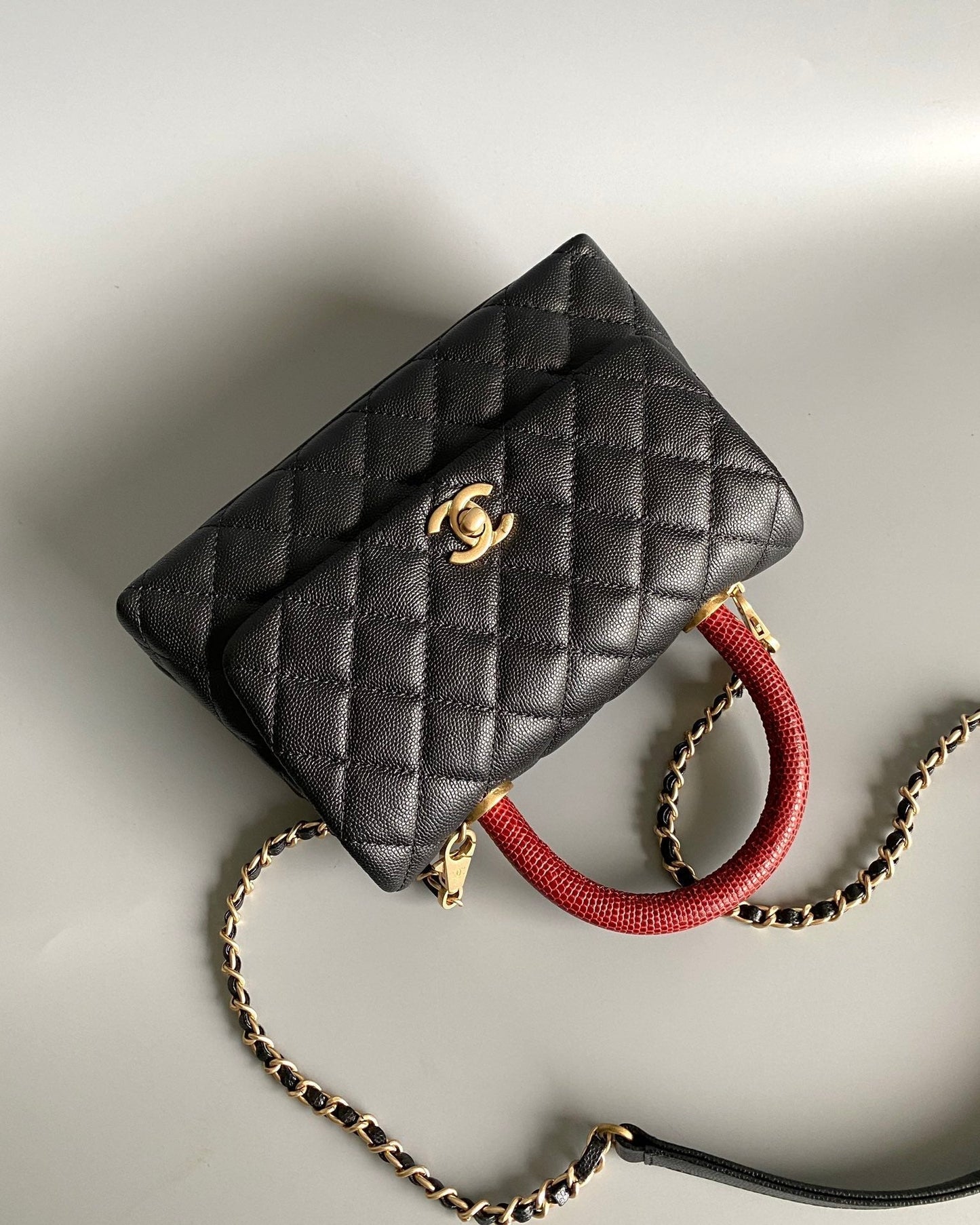 Sac à rabat avec poignée en coco 23 cm, caviar noir matelassé avec poignée supérieure rouge