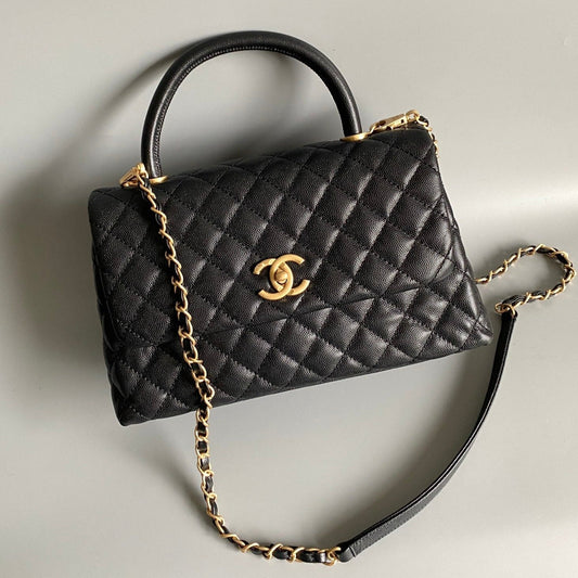 Grand sac à rabat avec poignée en coco 28 cm, noir matelassé, caviar, quincaillerie dorée