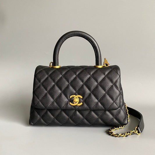 Sac à rabat avec poignée en coco 23 cm noir matelassé caviar matériel doré