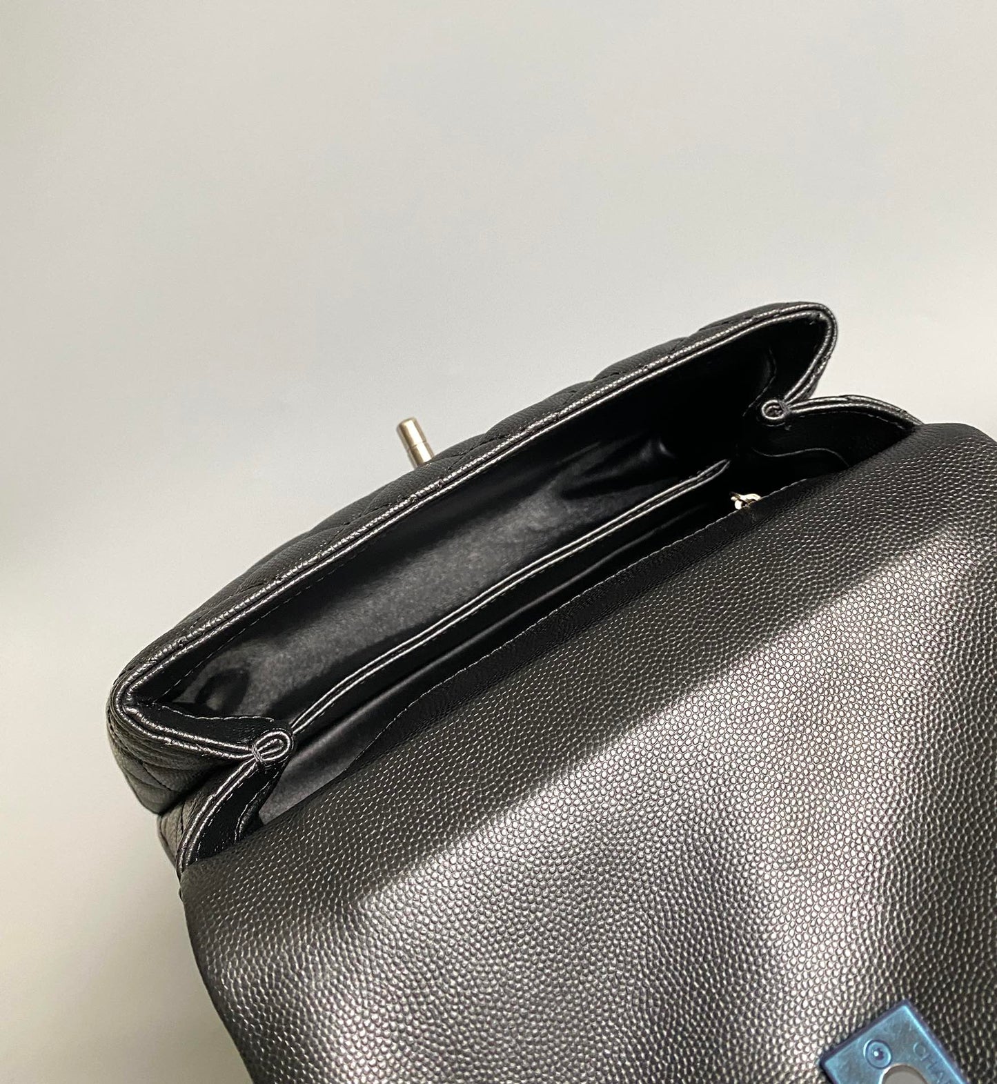 ココハンドルフラップバッグ 23cm ブラックキルティングキャビアブラックトップハンドル