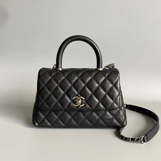 Sac à rabat avec poignée en coco 23 cm noir matelassé caviar noir poignée supérieure
