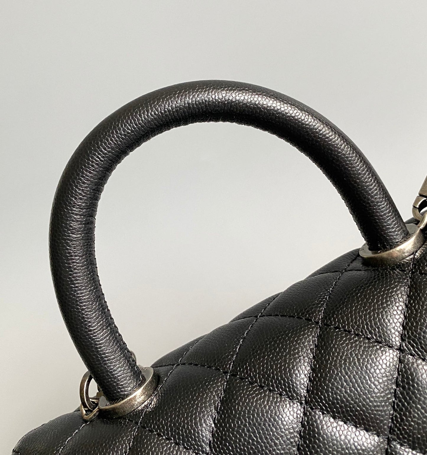 ココハンドルフラップバッグ 23cm ブラックキルティングキャビアブラックトップハンドル