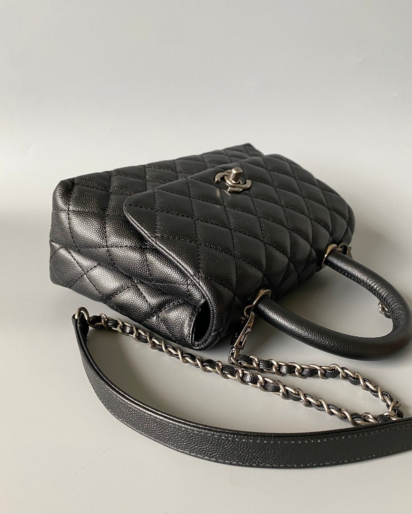ココハンドルフラップバッグ 23cm ブラックキルティングキャビアブラックトップハンドル