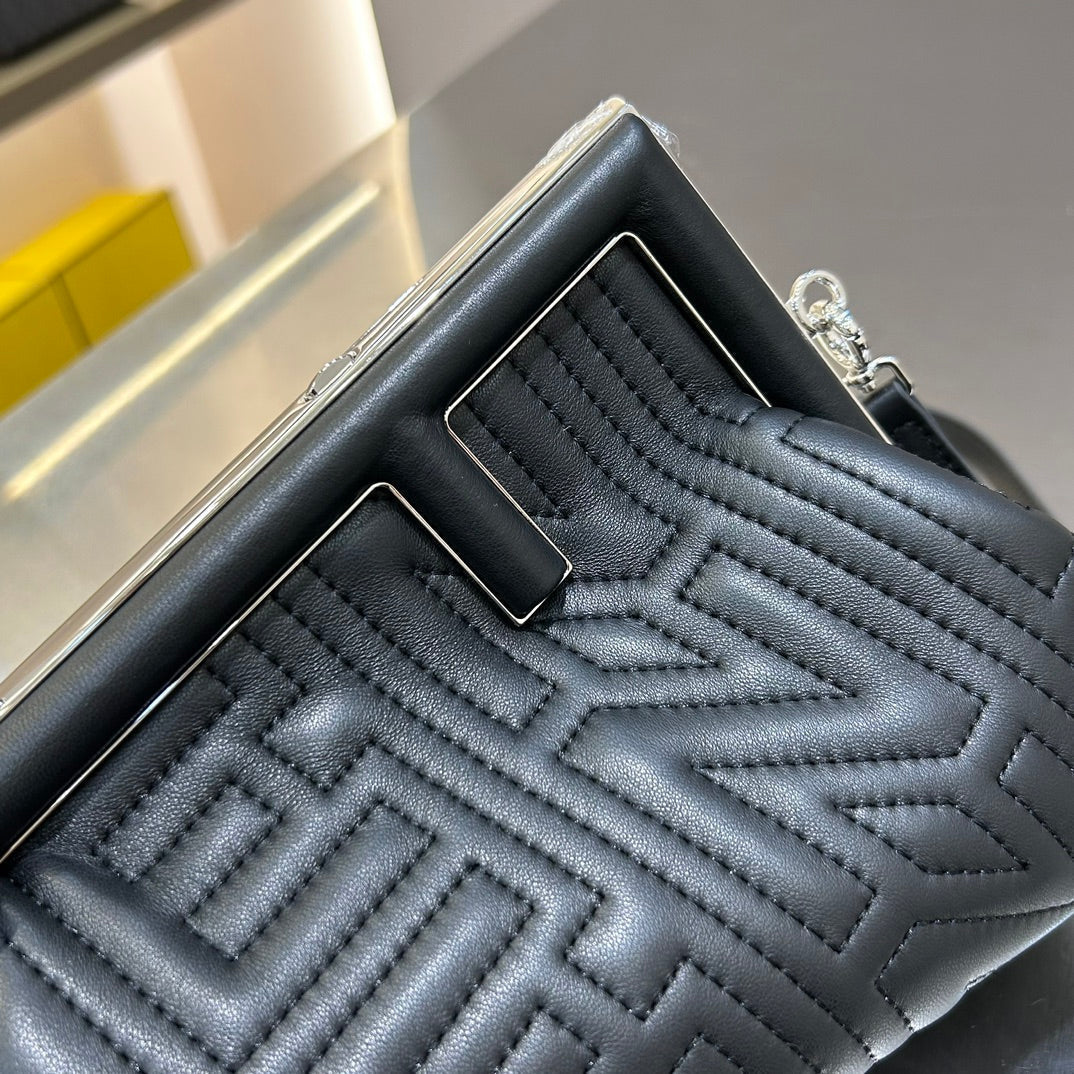 FENDI FIRST MINI 25 EN CUIR DE VEAU NOIR, ACCESSOIRES ARGENTÉS
