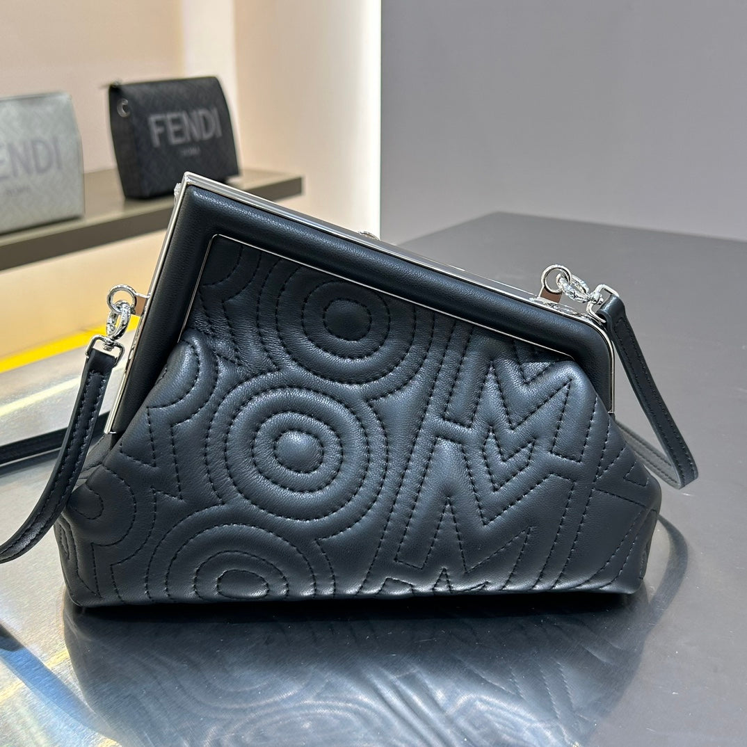 FENDI FIRST MINI 25 EN CUIR DE VEAU NOIR, ACCESSOIRES ARGENTÉS