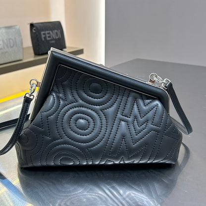FENDI FIRST MINI 25 EN CUIR DE VEAU NOIR, ACCESSOIRES ARGENTÉS