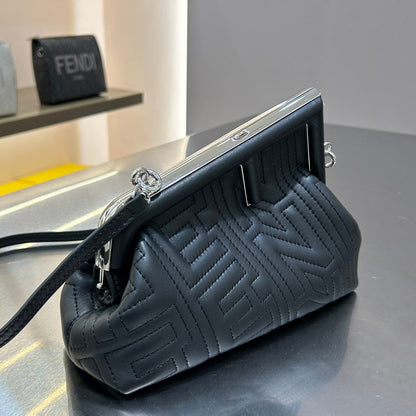FENDI FIRST MINI 25 EN CUIR DE VEAU NOIR, ACCESSOIRES ARGENTÉS