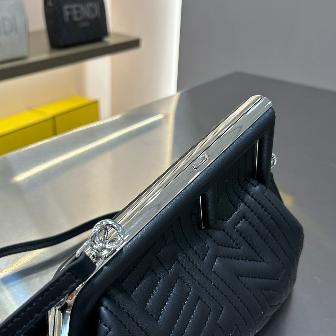 FENDI FIRST MINI 25 EN CUIR DE VEAU NOIR, ACCESSOIRES ARGENTÉS