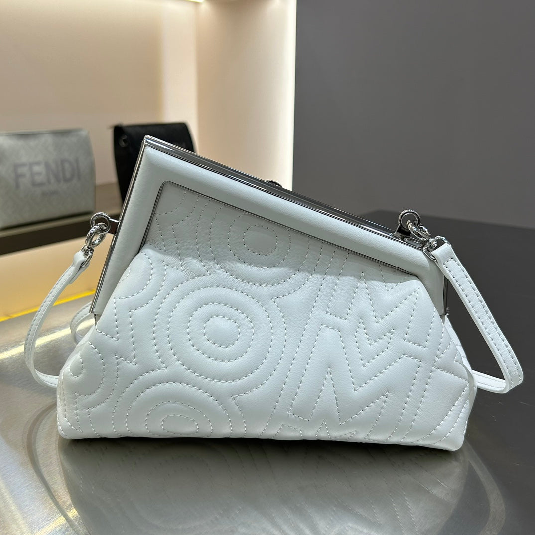 フェンディ ファースト ミニ 25インチ ホワイトカーフスキンバッグ シルバー金具