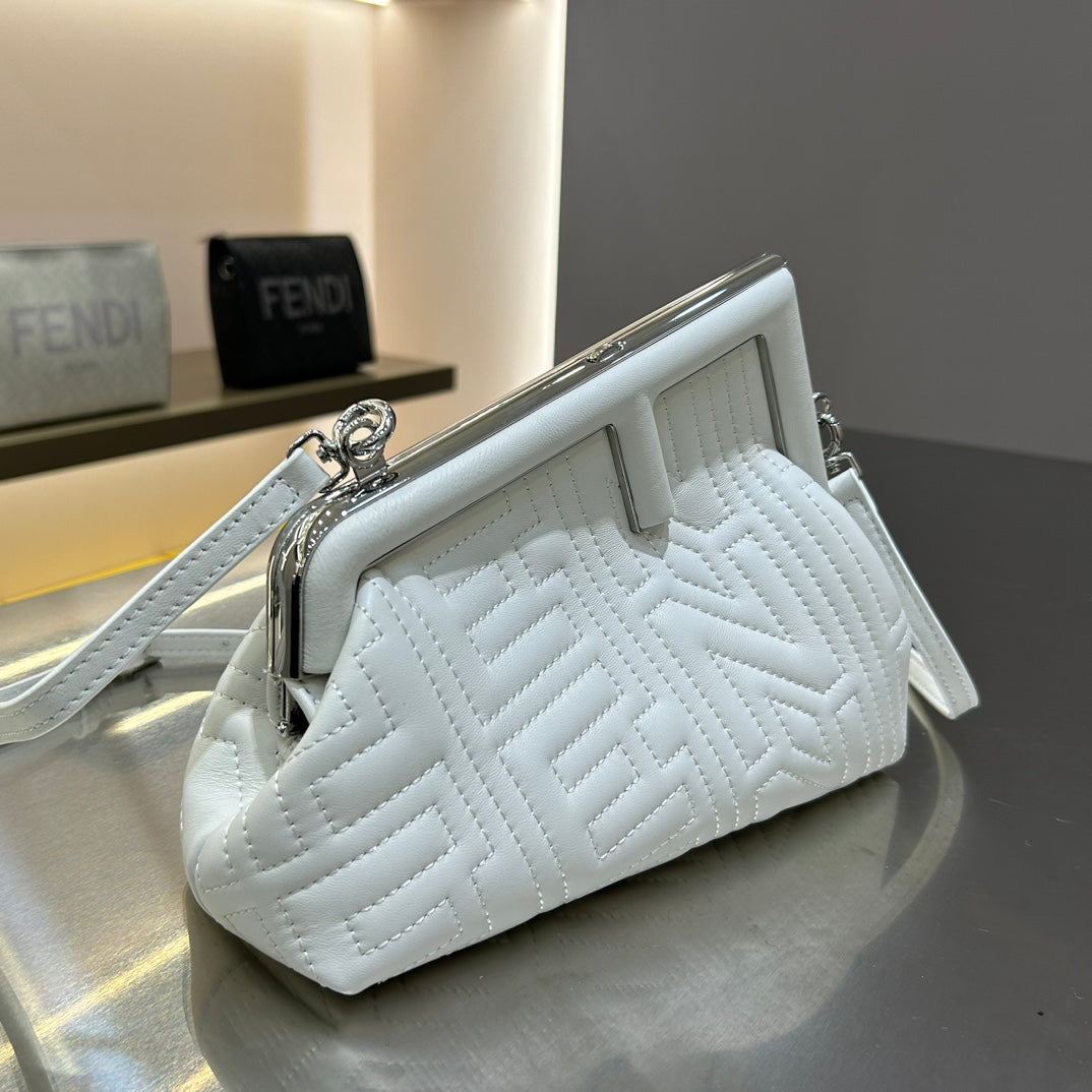 フェンディ ファースト ミニ 25インチ ホワイトカーフスキンバッグ シルバー金具