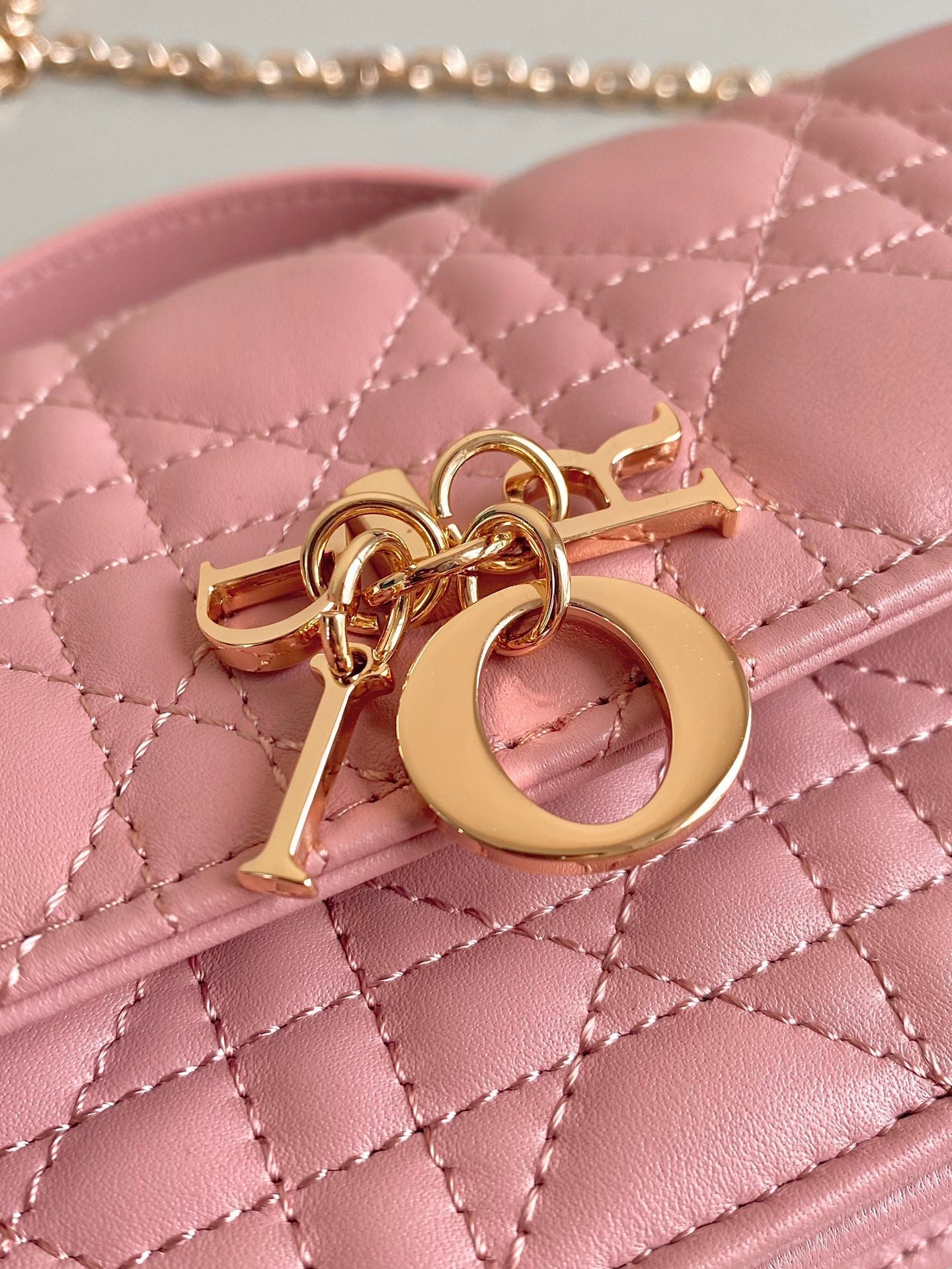 SAC À CHAÎNE LADY 21 EN CUIR D'AGNEAU ROSE VIF