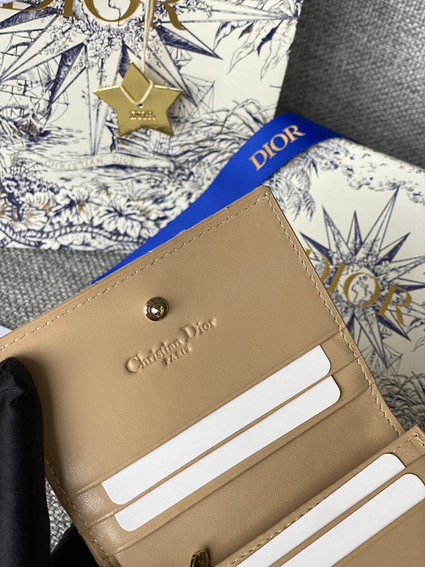 Portefeuille compact CD Caro 11 cm en cuir de veau beige brillant