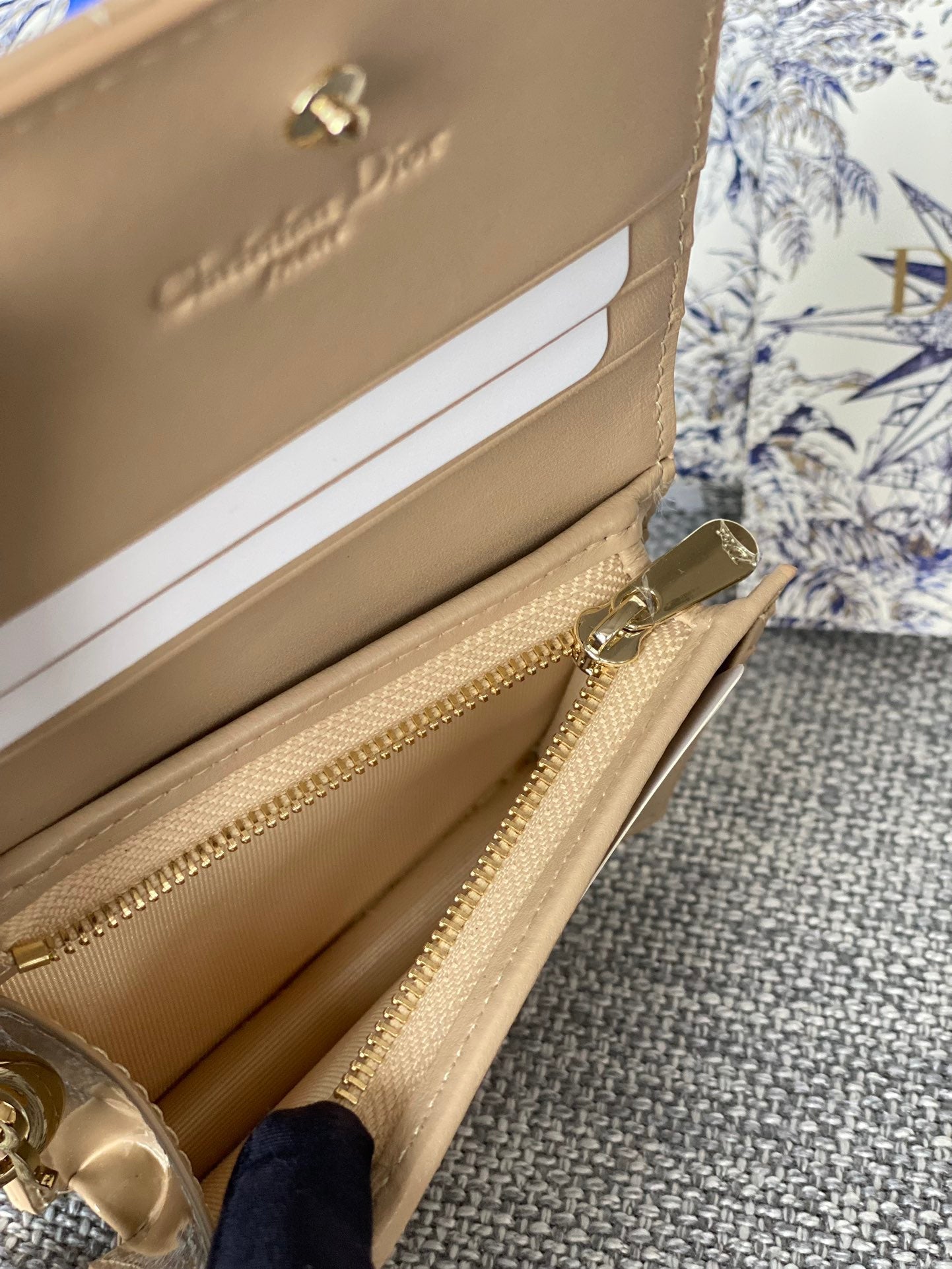 Portefeuille compact CD Caro 11 cm en cuir de veau beige brillant