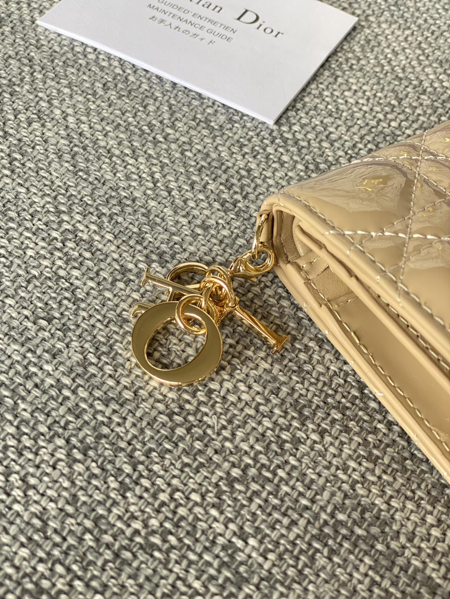 Portefeuille compact CD Caro 11 cm en cuir de veau beige brillant