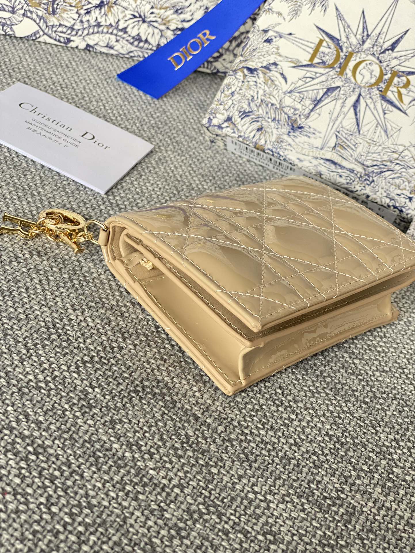 Portefeuille compact CD Caro 11 cm en cuir de veau beige brillant