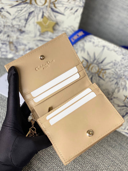 Portefeuille compact CD Caro 11 cm en cuir de veau beige brillant